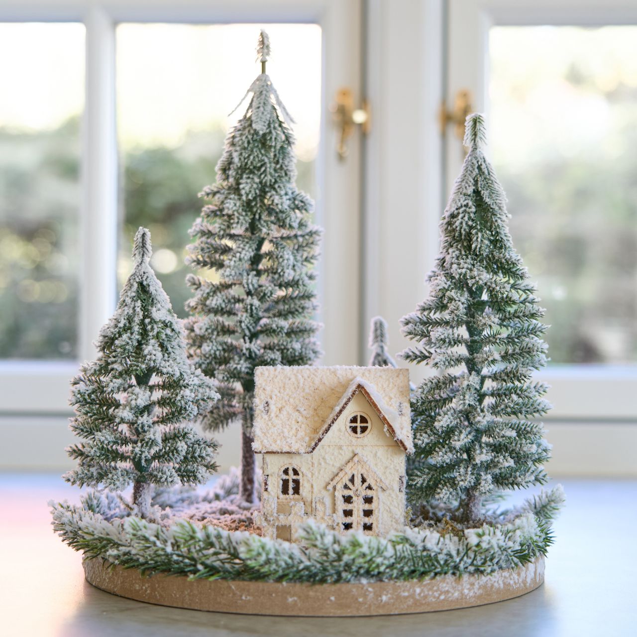 Skovly dekoration m. hus i skov